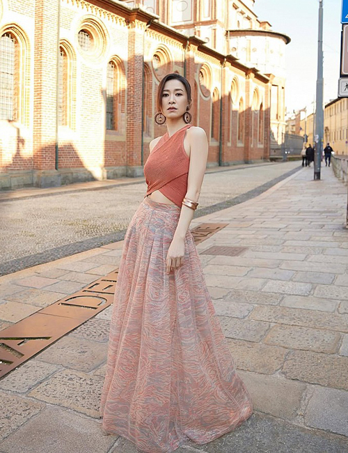 Ở tuổi 50, nữ diễn viên vẫn giữ được sự trẻ trung và vóc dáng thon gọn, săn chắc. Ảnh: Charmaine_sheh