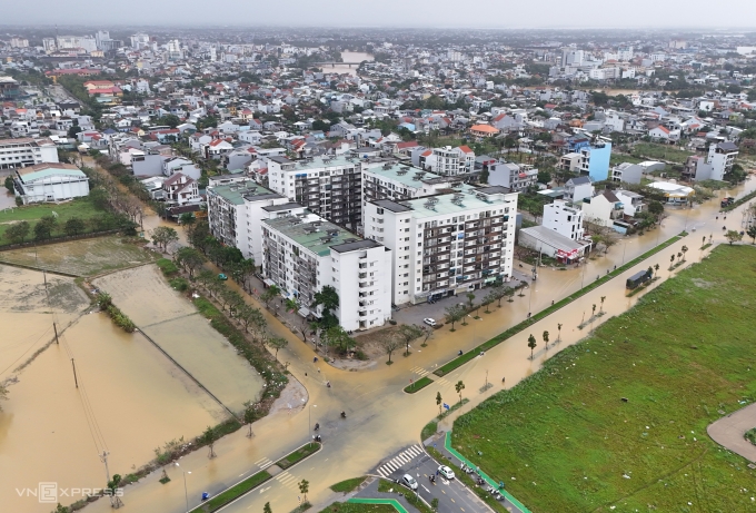 Các tuyến đường ở khu đô thị mới An Vân Dương bị nước lũ tràn vào gây ngập. Ảnh: Võ Thạnh