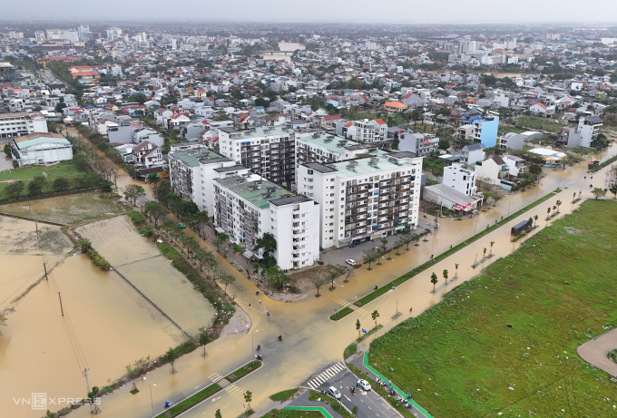 Các tuyến đường ở khu đô thị mới An Vân Dương bị nước lũ tràn vào gây ngập. Ảnh: Võ Thạnh