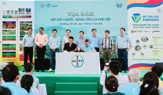 Đại diện Bayer Việt Nam và Công ty TNHH Cà phê 721 ký kết biên bản ghi nhớ. Ảnh: Lê Minh.