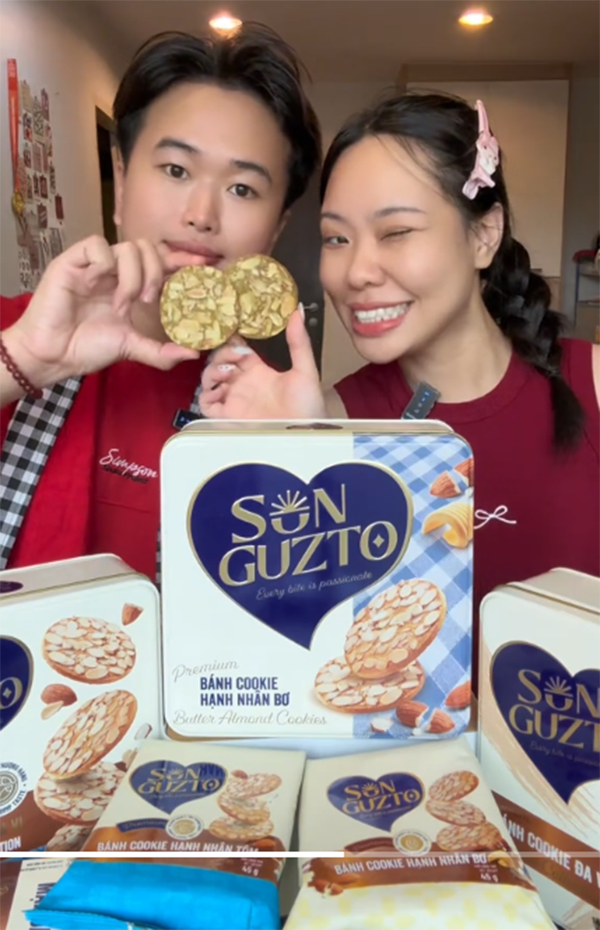 Cặp tiktoker Ăn Cơm Ở Thái xem Sun Guzto như món quà Việt được ưu tiên hàng đầu để tặng khách. Ảnh: NVCC