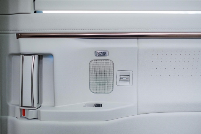 Loa Mark Levinson trên cánh cửa chiếc Lexus LM. Ảnh: Lexus Việt Nam