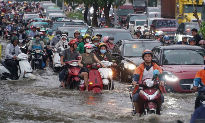 Triều cường dâng cao trên đường Huỳnh Tấn Phát, TP HCM gây kẹt xe nhiều giờ. Ảnh: Trung Hiếu