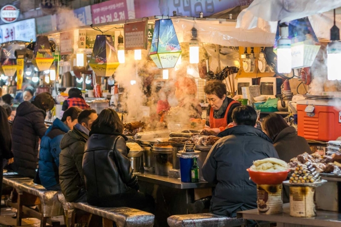 Chợ đêm Seoul mùa đông. Ảnh: Mercicoree