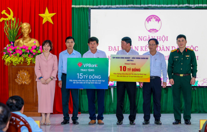Bà Phạm Thị Nhung, thành viên HĐQT VPBank, đại diện ngân hàng trao tặng kinh phí xây dựng nhà cho các hộ dân bị thiệt hại tại Gia Lai. Ảnh: VPBank