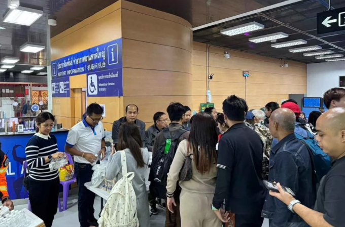 Hành khách bị mắc kẹt tại sân bay Hat Yai đêm 23/11. Ảnh: Hat Yai Airport