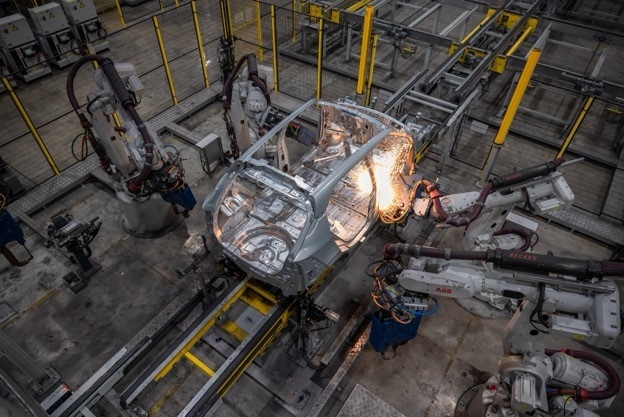 Robot tự động hóa trong nhà máy VinFast. Ảnh: VinFast