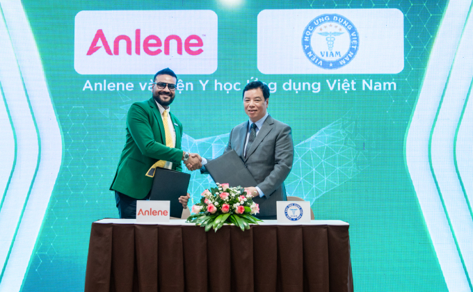 TS.BS Trương Hồng Sơn (phải), đại diện Viện Y học ứng dụng Việt Nam và ông Roshan De Silva, Tổng giám đốc Fonterra Brand Việt Nam tại lễ ký kết. Ảnh: Anlene