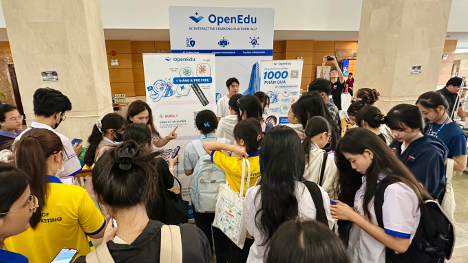 Hoạt động giao lưu, chia sẻ của OpenEdu tại trường học. Ảnh: P.Lâm