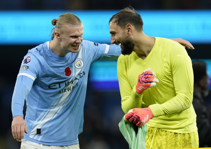 Thủ môn Donnarumma chia vui với tiền đạo Haaland sau trận Man City thắng Liverpool 3-0 trên sân Etihad, Manchester ở vòng 11 Ngoại hạng Anh. Ảnh: Reuters