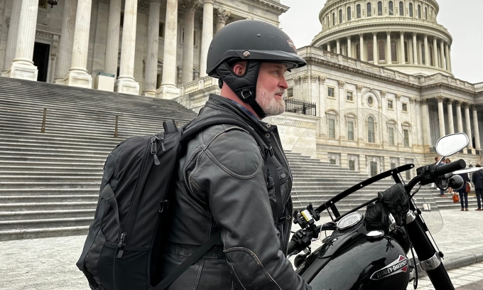 Hạ nghị sĩ Derrick Van Orden lái môtô tới Đồi Capitol hồi tháng 1/2023. Ảnh: Reuters