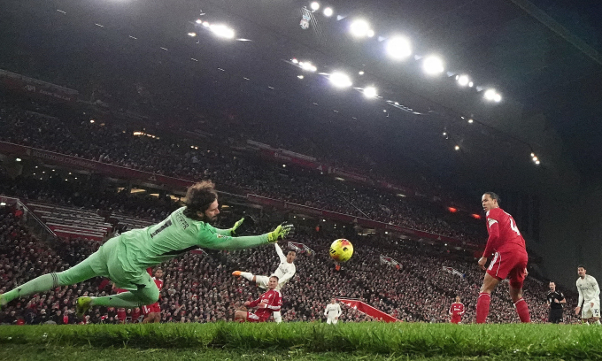 Thủ môn Alisson Becker cản cú sút của tiền đạo Omari Hutchinson trong trận Liverpool thua Nottingham Forest 0-3 trên sân Anfield ở vòng 12 Ngoại hạng Anh ngày 22/11/2025. Ảnh: Reuters