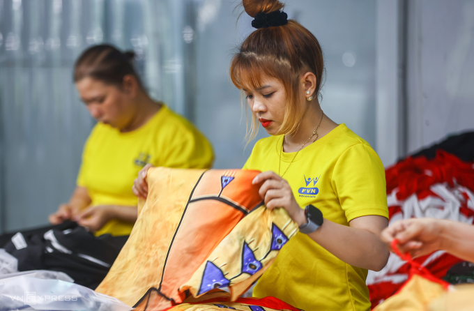 Giờ vào ca của lao động Công ty may mặc Dony (xã Vĩnh Lộc A, TP HCM), tháng 8/2025. Ảnh: Quỳnh Trần