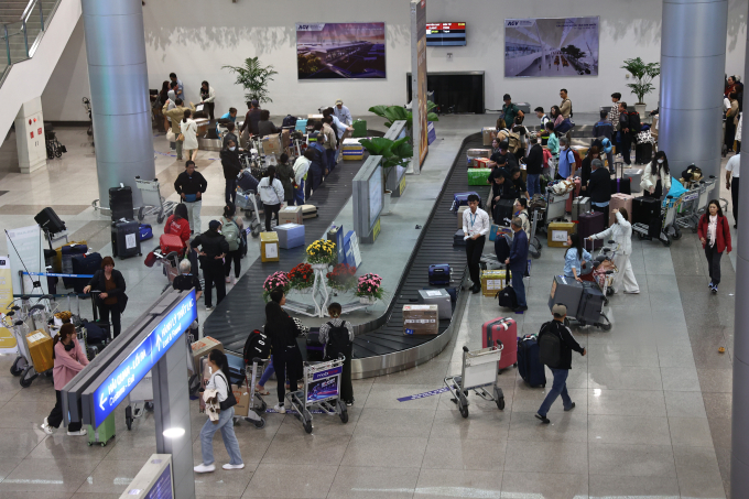 Khách chờ lấy hành lý ở sân bay Tân Sơn Nhất dịp Tết nguyên đán 2025. Ảnh: Quỳnh Trần