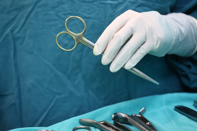 Nhân viên y tế trong phòng phẫu thuật cho bệnh nhân. Ảnh: Quỳnh Trần