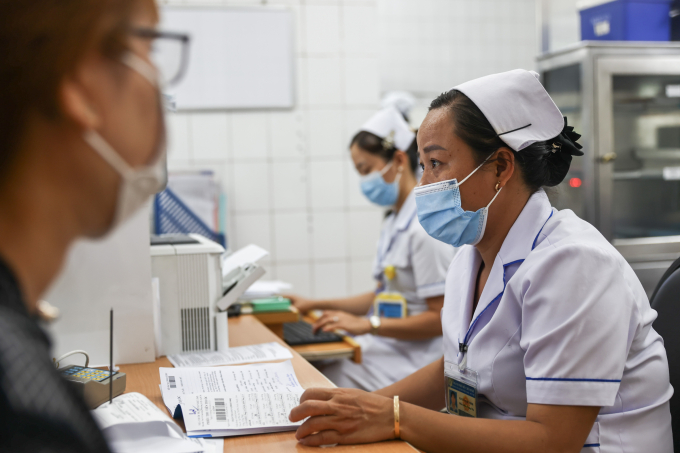 Bác sĩ khám bệnh tại Bệnh viện Nhiệt đới TP HCM, tháng 4/2023. Ảnh: Quỳnh Trần