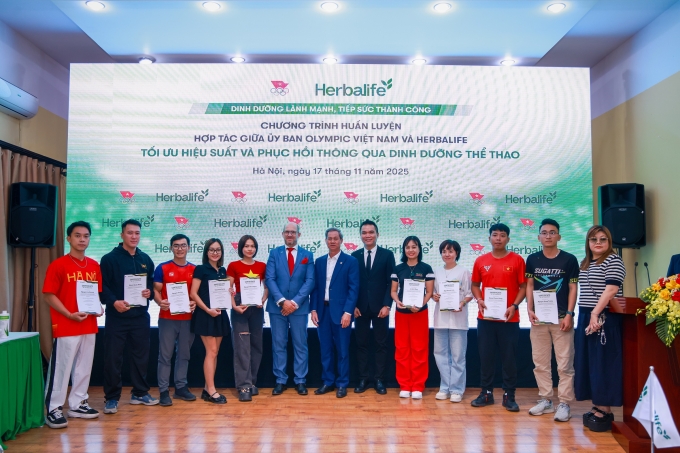 Chuyên gia, đại diện VOC và Herbalife chụp ảnh lưu niệm cùng VĐV, HLV. Ảnh: Herbalife