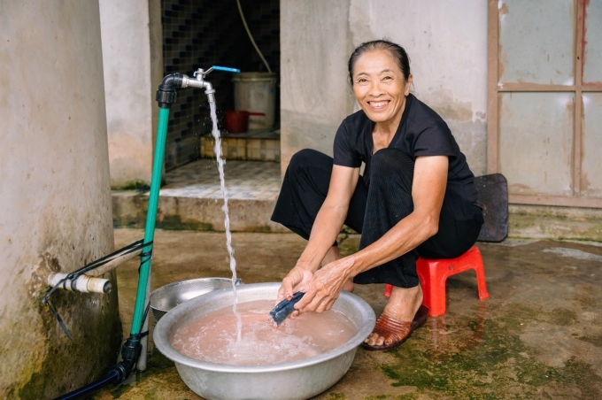 Niềm vui của người dân miền Trung khi được đón nhận nguồn nước sạch từ chương trình Khơi nguồn nước sạch vì Miền Trung yêu thương. Ảnh: Carlsberg Việt Nam