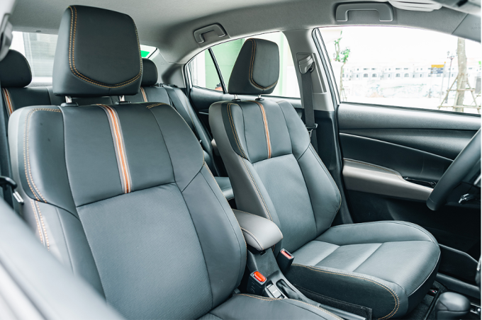 Các hàng ghế bọc da, phối họa tiết trên Toyota Vios. Ảnh: TMV