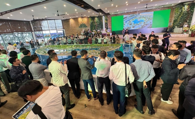 Các nhà đầu tư tại sa bàn dự án. Ảnh: ACB Homes