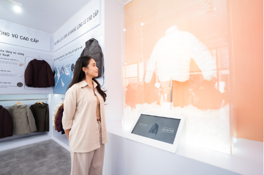 Người dùng quan sát thiết kế sợi bên trong áo Pufftech. Ảnh: Uniqlo