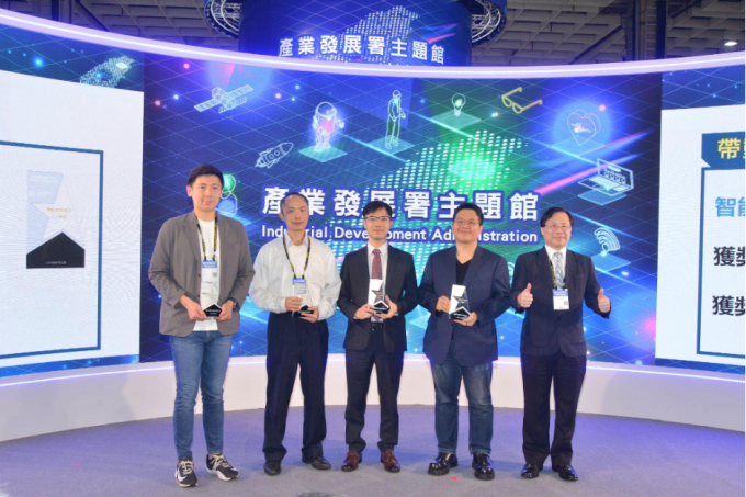 Đại diện Viettron Technology nhận giải thưởng Đóng góp cho hệ sinh thái AioT trong ngành, hôm 22/10. Ảnh: Viettron