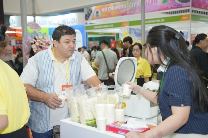 Khu vực nấu thử gạo Plasma thu hút khách tham quan dừng chân. Ảnh: Mesa Group