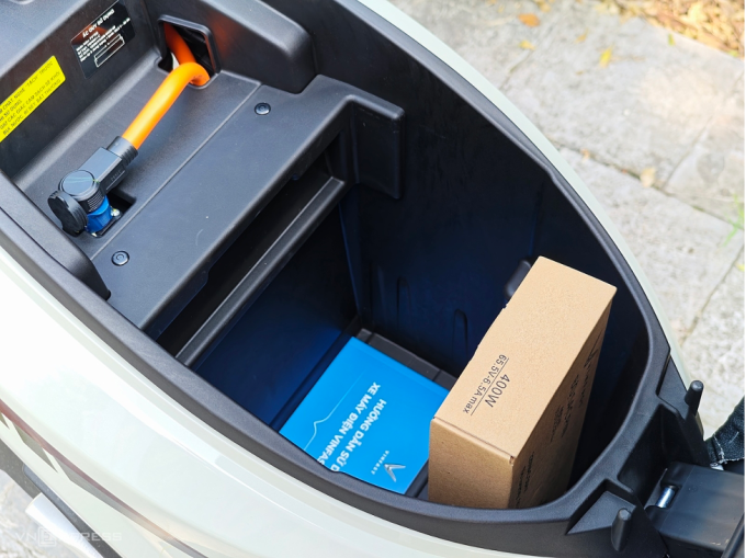 Pin đặt trong cốp xe máy điện Feliz có thể tháo rời, giúp tăng gấp đôi quãng đường di chuyển. Ảnh: Tuấn Vũ