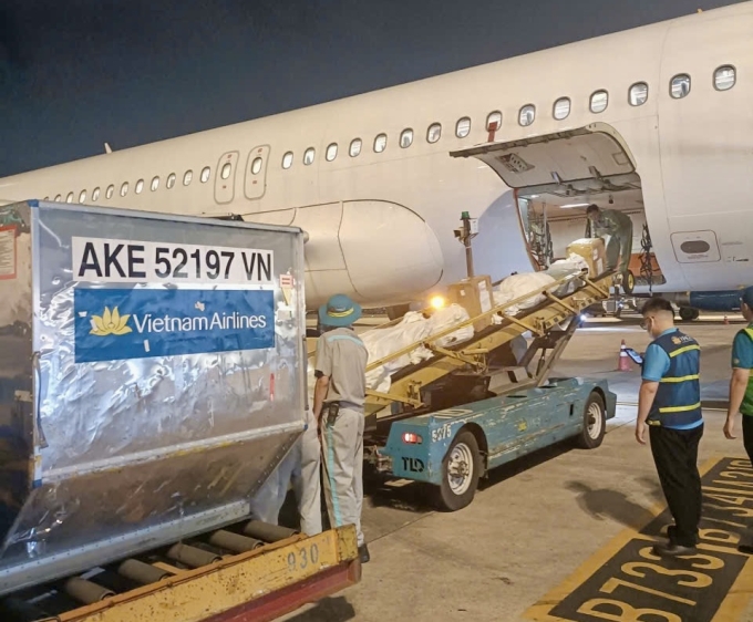 Vietnam Airlines vẫn tiếp tục triển khai tiếp nhận và vận chuyển hàng hóa cứu trợ miễn phí cho đến khi việc khắc phục bão lũ. Ảnh: Vietnam Airlines