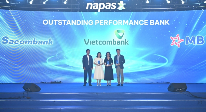 Tổng Giám đốc Napas trao giải cho đại diện Vietcombank, MB và Sacombank. Ảnh: Napas