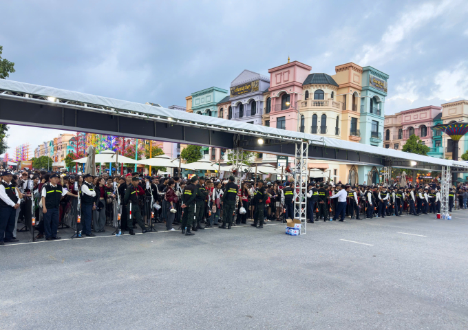 Người hâm mộ xếp hàng để check-in vào sự kiện. Ảnh: Tùng Đinh