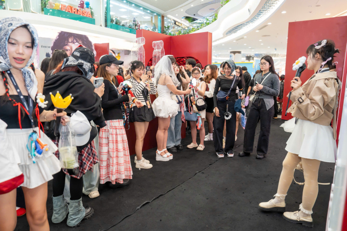 Người hâm mộ lên đồ phong cách độc đáo để chụp ảnh, lưu giữ kỷ niệm gặp G-DRAGON tại Việt Nam. Ảnh: Tùng Đinh