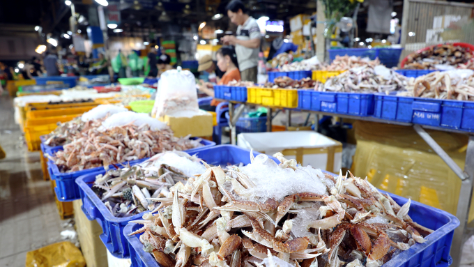 Mặt hàng thực phẩm tươi sống tại chợ Bình Điền. Ảnh: SATRA