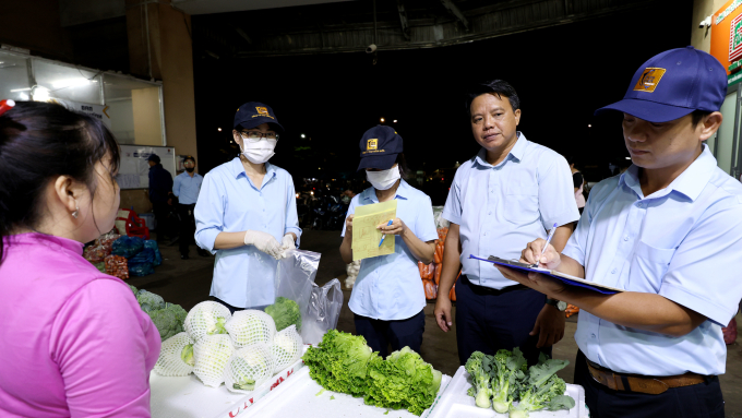 Công ty chợ Bình Điền tổ chức kiểm tra, giám sát các mặt hàng rau củ quả.. Ảnh: SATRA