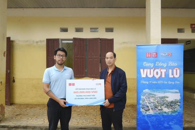 Đại diện Quỹ Hy Vọng trao bảng tài trợ tượng trưng cho trường THCS Nhật Tiến từ nguồn của UNIQLO Việt Nam và báo VnExpress. Ảnh: Quỳnh Anh