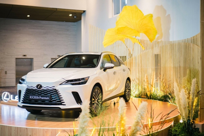 RX 350h Premium - mẫu hybrid mới nhất của Lexus Việt Nam tại đêm nhạc. Ảnh: Lexus Việt Nam