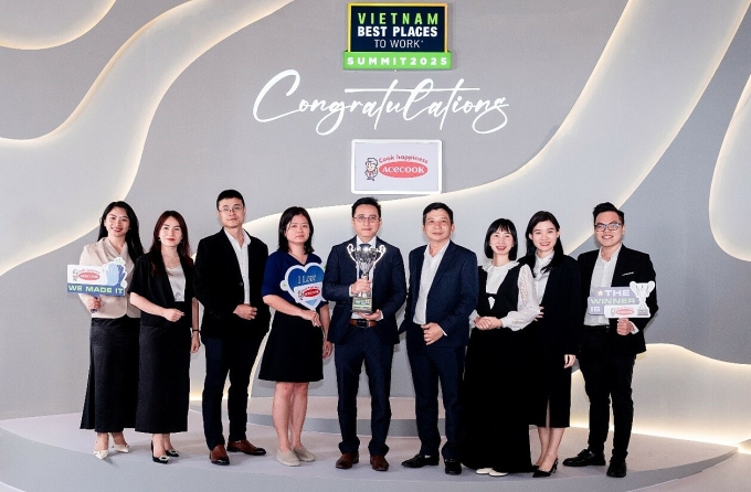 Tập thể Acecook Việt Nam tại lễ trao giải Best Places To Work 2025 tối 19/11. Ảnh: Anphabe