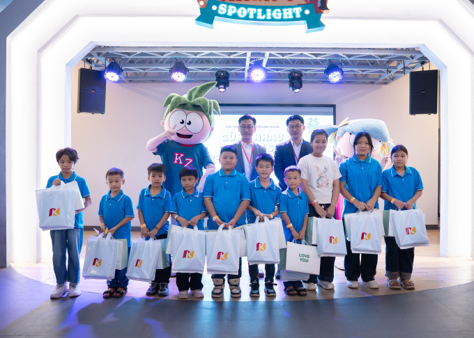 Đoàn trải nghiệm ra về với những phần quà xinh xắn. Ảnh: KidZania Hà Nội