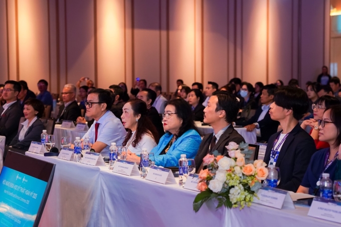 Các chuyên gia y tế trong và ngoài nước tham dự Hội nghị Khoa học Kỹ thuật Hoàn Mỹ 2025. Ảnh: HM