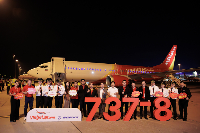 Đại diện Vietjet chào mừng chiếc Boeing 737-8 đầu tiên gia nhập đội bay. Ảnh: Tài Nguyễn