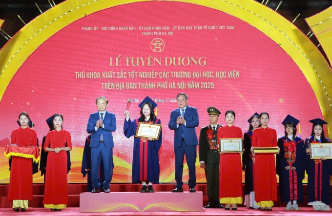 Quỳnh được tuyên dương ở Văn Miêu Quốc Tử Giám hôm 14/11. Ảnh: Nhân vật cung cấp