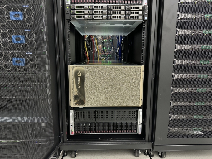 Siêu máy chủ Nvidia DGX A100 được bán cho trường Đại học Công nghệ Thông tin phục vụ công tác đào tạo, nghiên cứu, tháng 2/2024. Ảnh: UIT