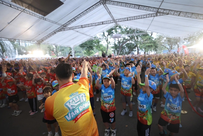 Ban tổ chức hướng dẫn khởi động trước khi các bé bước vào vạch xuất phát. Ảnh: VnExpress Marathon