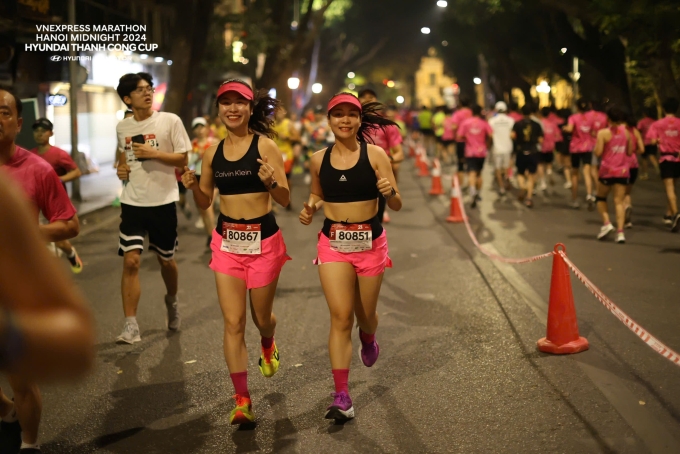 Chạy cùng bạn bè để có thêm động lực. Ảnh: VnExpress Marathon