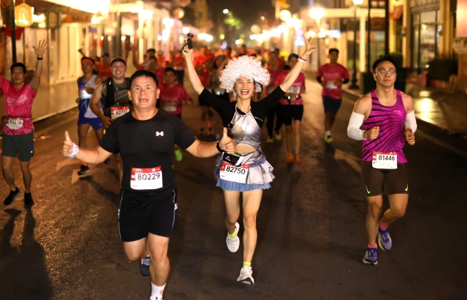 Runner chạy đêm Hà Nội 2024. Ảnh: VnExpress Marathon