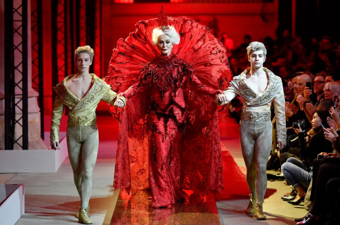 Carmen DellOrefice trên sàn diễn. Ảnh: Dominique Maitre