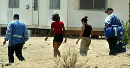 Hai thiếu nữ được nhà chức trách giải cứu sau cuộc đấu súng trên sa mạc. Ảnh: Tulsa World