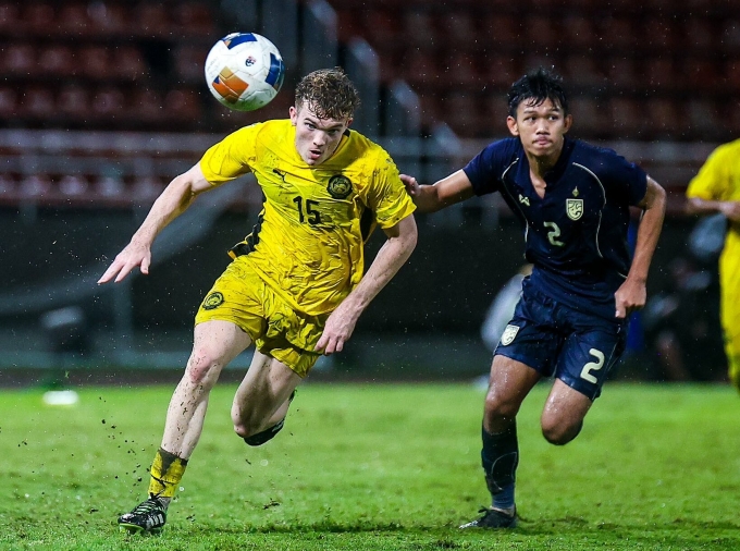 Tiền đạo Malaysia gốc Scotland Fergus Tierney (áo vàng) trong trận thua Thái Lan 1-2 ở vòng loại U23 châu Á 2026, trên sân Thammasat ở Thái Lan ngày 9/9/2025. Ảnh: MalaysiaNT.