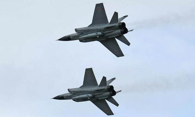 Tiêm kích MiG-31K Nga mang tên lửa siêu vượt âm Kinzhal bay qua khu vực gần thành phố Ryazan tháng 8/2019. Ảnh: BQP Nga