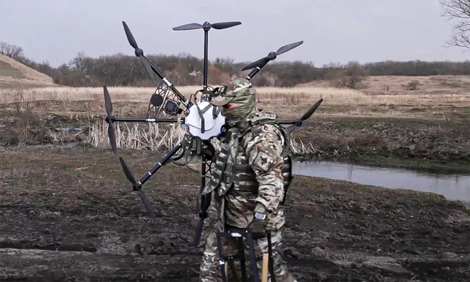 Quân nhân Nga cầm theo UAV thu được của Ukraine trên chiến trường tháng 5/2024. Ảnh: BQP Nga